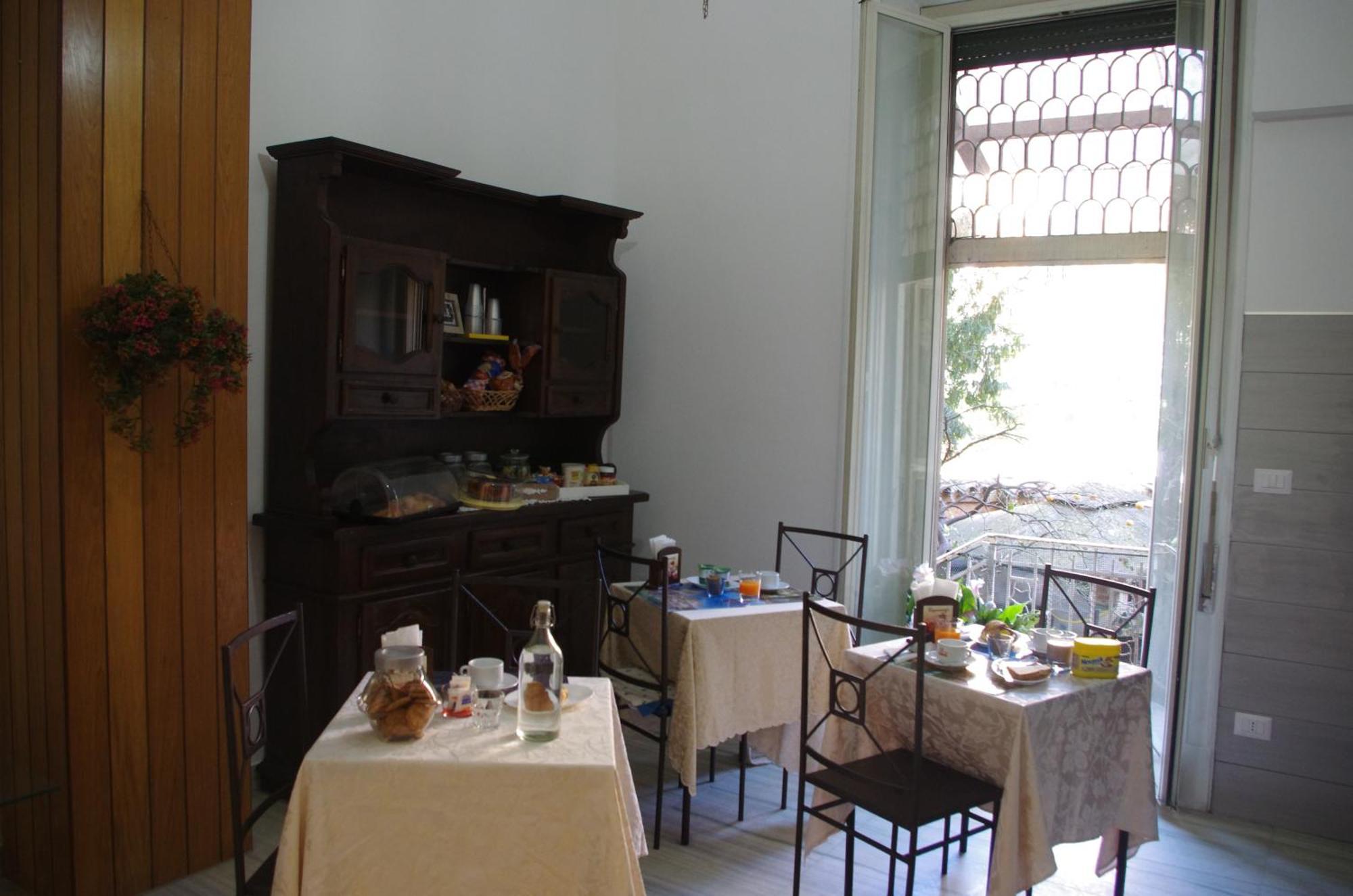 Tucci'S Roma Guest House Bagian luar foto